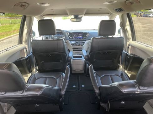Used 2023 Chrysler Pacifica Touring-L FWD image 15