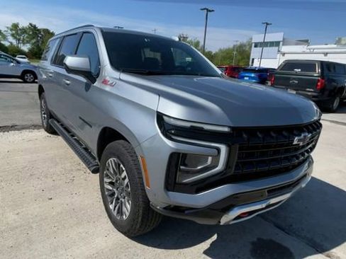 Used 2025 Chevrolet Suburban Z71 AWD/4WD image 4