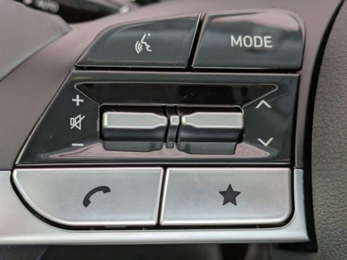 Used 2025 Hyundai Elantra Limited image 24