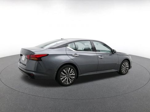 Used 2025 Nissan Altima 2.5 SV FWD image 9