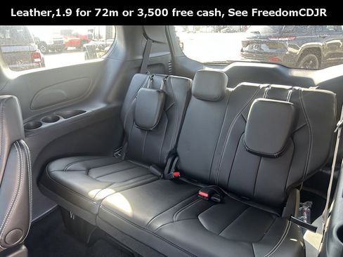 New 2026 Chrysler Pacifica Select image 10