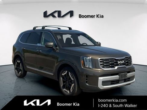 Certified 2025 Kia Telluride S image 3