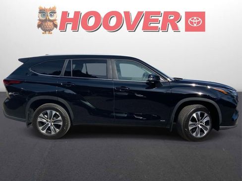 Used 2025 Toyota Highlander XLE AWD/4WD image 2