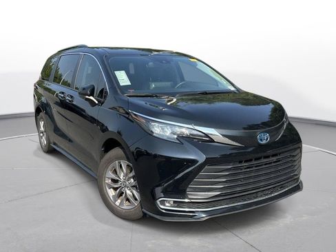 Used 2024 Toyota Sienna XLE FWD image 4