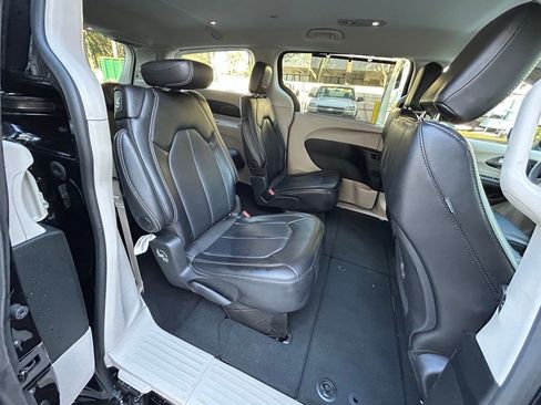 Used 2024 Chrysler Pacifica Touring-L image 32