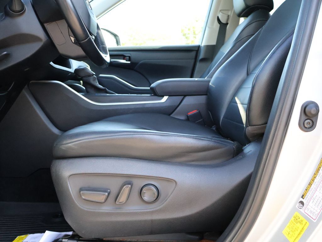 Used 2020 Toyota Highlander XLE AWD/4WD image 32