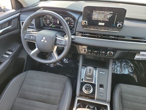 Used 2025 Mitsubishi Outlander SE image 18