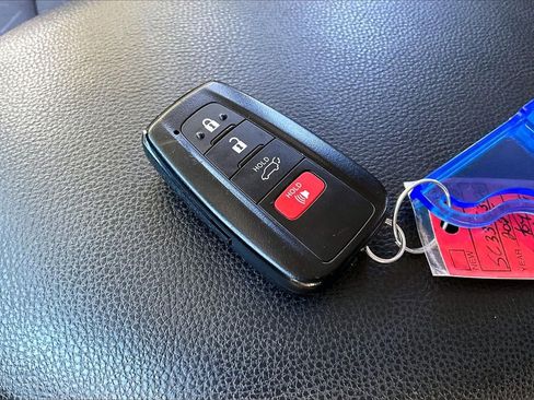 Used 2025 Toyota RAV4 XLE image 32