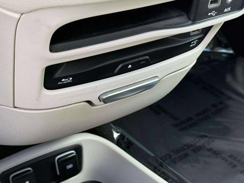 Used 2019 Chrysler Pacifica Limited FWD image 40