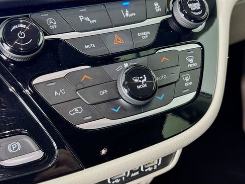 Used 2023 Chrysler Pacifica Touring-L FWD image 16
