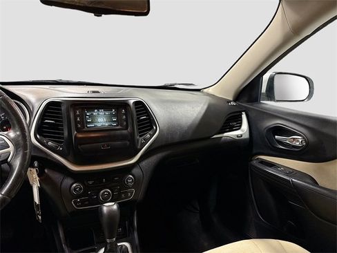 Used 2017 Jeep Cherokee Latitude image 23