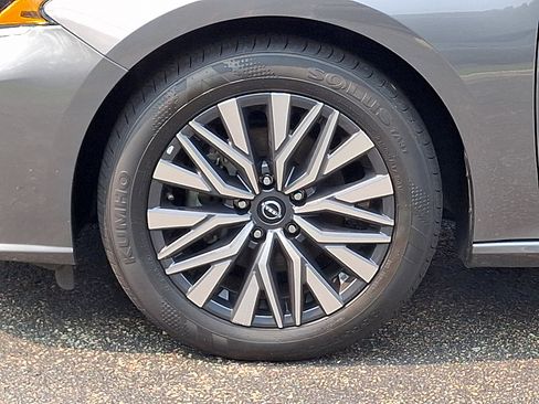 Used 2025 Nissan Altima 2.5 SV FWD image 8