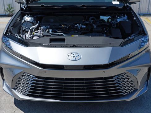 Used 2026 Toyota Camry XLE w/ Premium Plus Package image 7