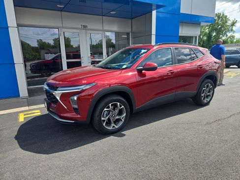 Certified 2024 Chevrolet Trax LT FWD image 2