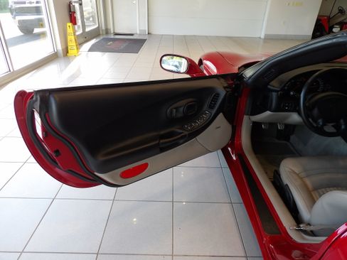 Used 2004 Chevrolet Corvette Coupe w/ Preferred Equipment Group RWD image 7