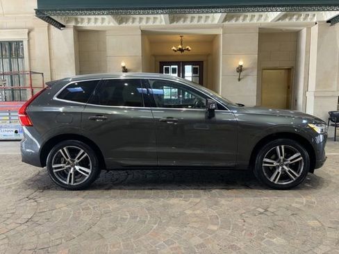 Used 2018 Volvo XC60 T5 Momentum w/ Vision Package image 2