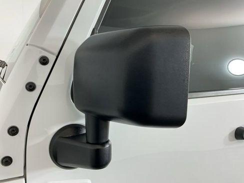 Used 2017 Jeep Wrangler Unlimited Sahara w/ Connectivity Group image 9