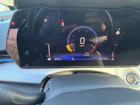 Used 2025 Chevrolet Trax LT w/ LT Convenience Package FWD image 3