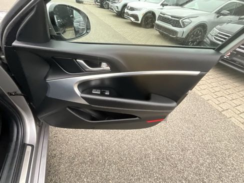 Used 2022 Genesis G70 2.0T image 30