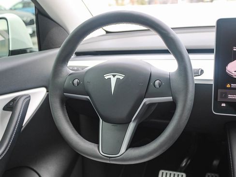 Used 2022 Tesla Model Y Performance image 16