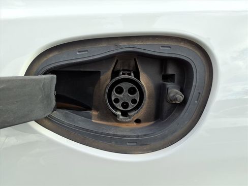 Used 2021 Chrysler Pacifica Limited w/ Uconnect Theater Family Group image 24