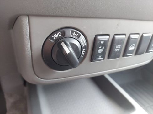 Used 2011 Nissan Frontier SL AWD/4WD image 28