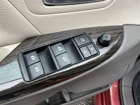 Used 2018 Toyota Sienna XLE image 9