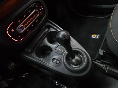 Used 2016 smart fortwo passion RWD image 23