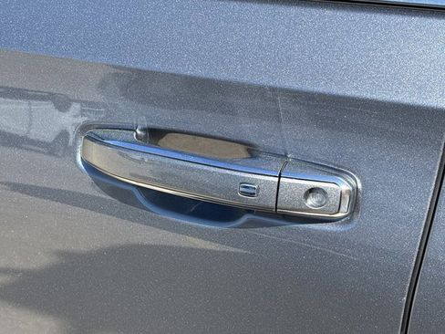 Used 2022 GMC Yukon SLT w/ SLT Premium Package image 19