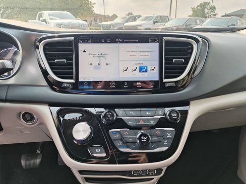 Used 2023 Chrysler Pacifica Touring-L FWD image 21