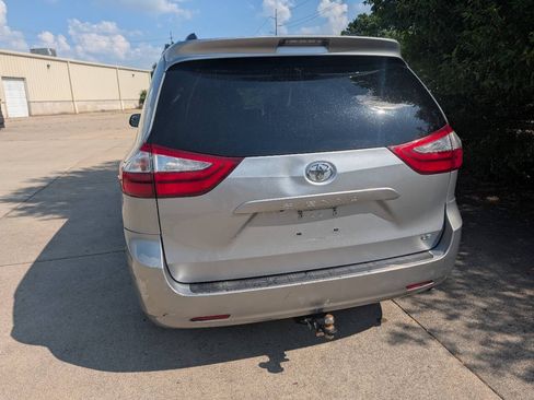 Used 2016 Toyota Sienna LE FWD image 2