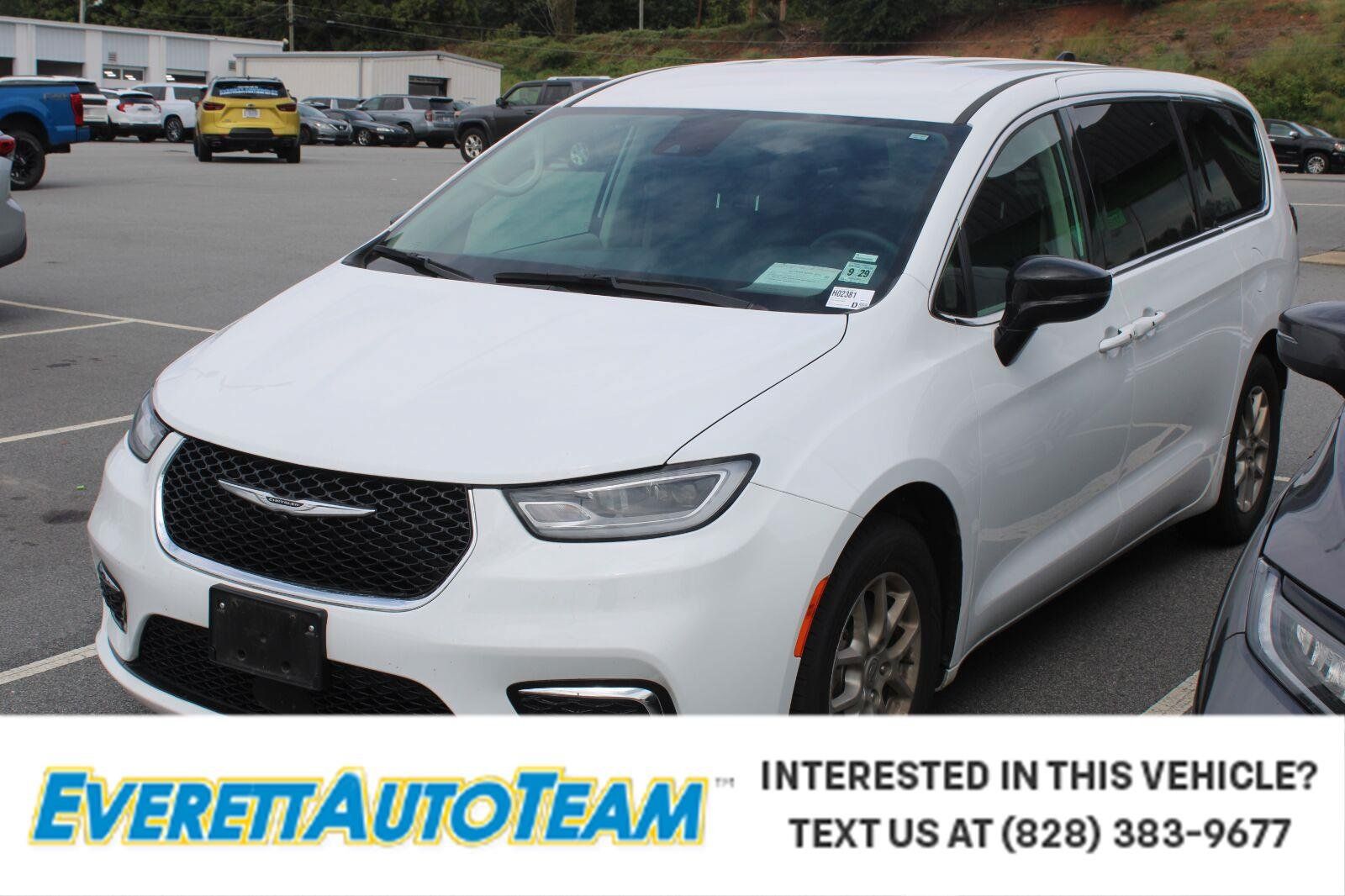 Used 2024 Chrysler Pacifica Touring-L FWD image 1