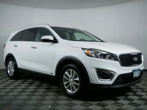 Used 2017 Kia Sorento LX w/ LX Convenience Package image 2