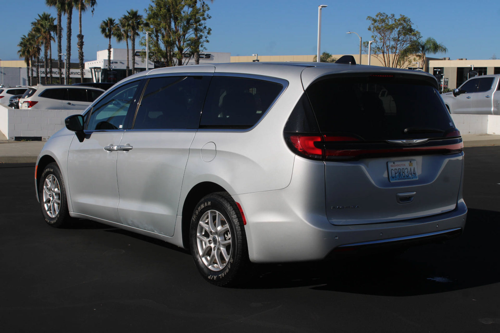 Used 2024 Chrysler Pacifica Touring-L FWD image 6