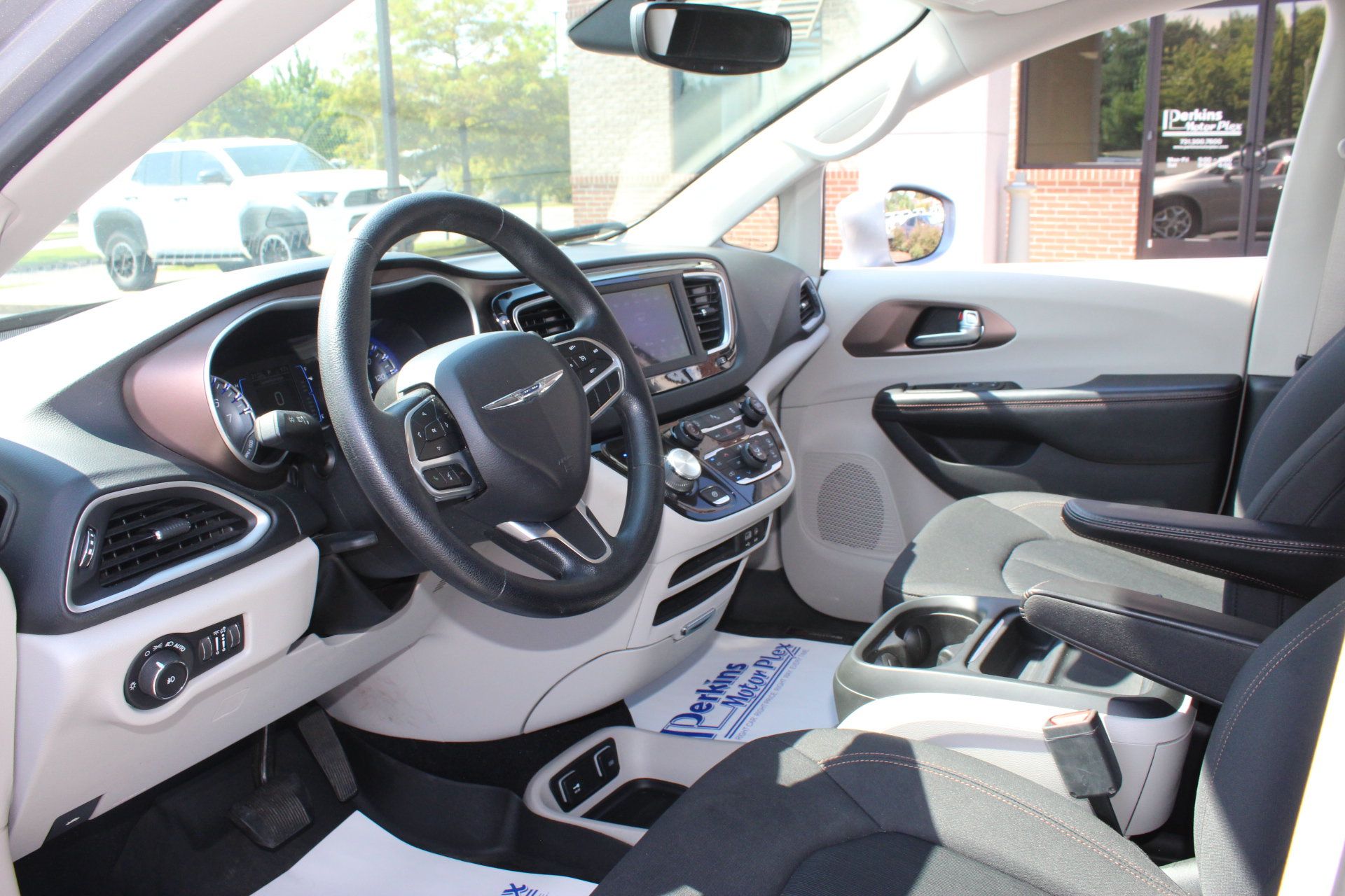 Used 2019 Chrysler Pacifica Touring Plus w/ Tire & Wheel Group FWD image 13