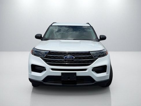 Used 2024 Ford Explorer XLT RWD image 2