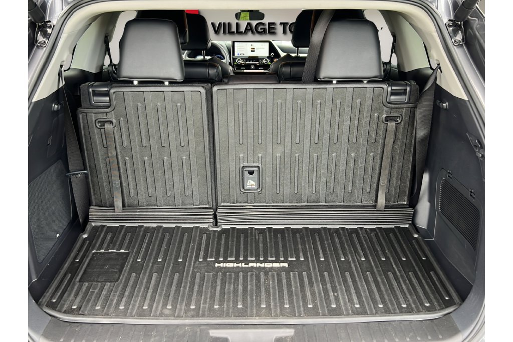 Used 2025 Toyota Highlander Limited FWD image 16