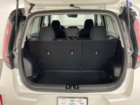 Used 2025 Kia Soul LX w/ LX Technology Package FWD image 8