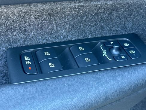 Used 2025 Volvo XC40 B5 Ultra w/ Climate Package image 13