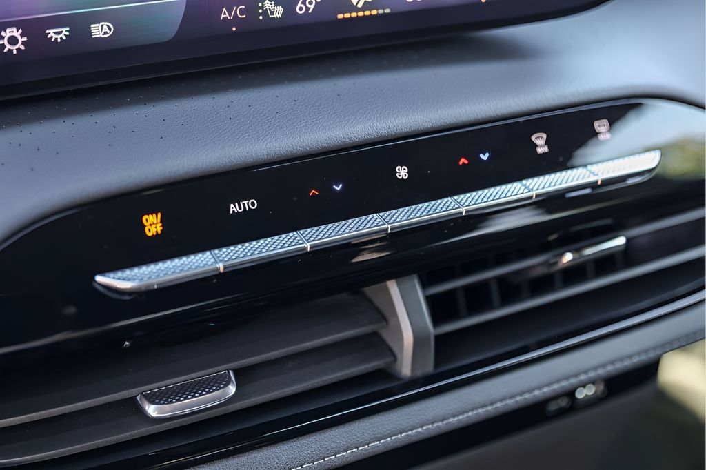 Used 2025 Buick Enclave Avenir w/ Super Cruise Package FWD image 22