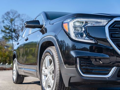 Used 2024 GMC Terrain SLE image 10