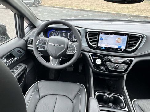 New 2026 Chrysler Pacifica Limited FWD image 22