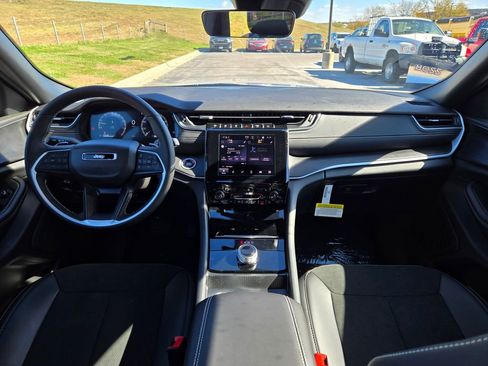 New 2025 Jeep Grand Cherokee Altitude AWD/4WD image 16