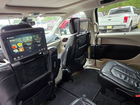 Used 2017 Chrysler Pacifica Limited image 14