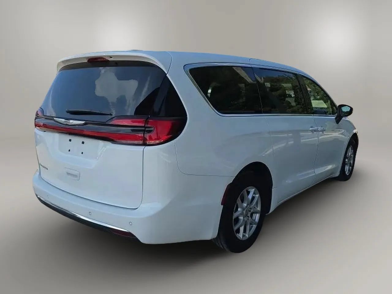 Used 2023 Chrysler Pacifica Touring-L FWD image 7
