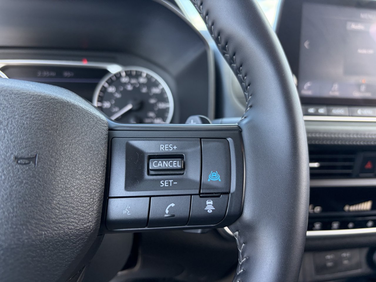 Certified 2025 Nissan Rogue SV FWD image 32