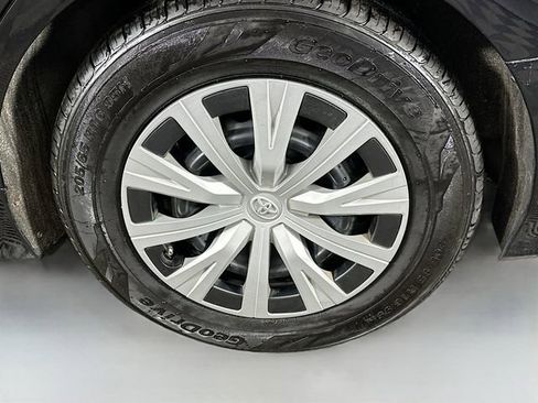 Used 2021 Toyota Camry LE image 28