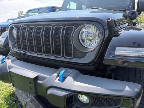 Used 2024 Jeep Wrangler Unlimited w/ Convenience Group AWD/4WD image 4