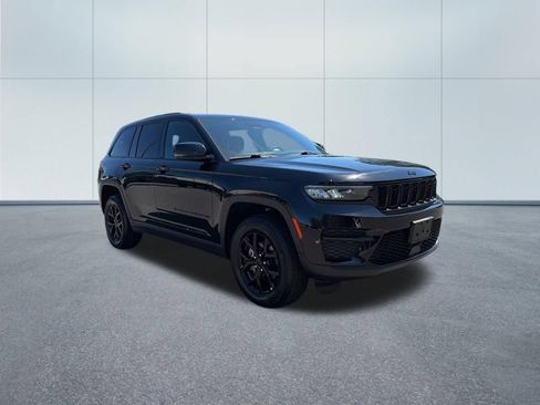 Used 2025 Jeep Grand Cherokee Altitude AWD/4WD image 4
