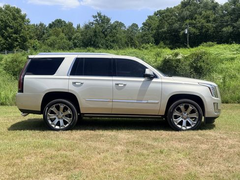 Used 2017 Cadillac Escalade Premium Luxury AWD/4WD image 6